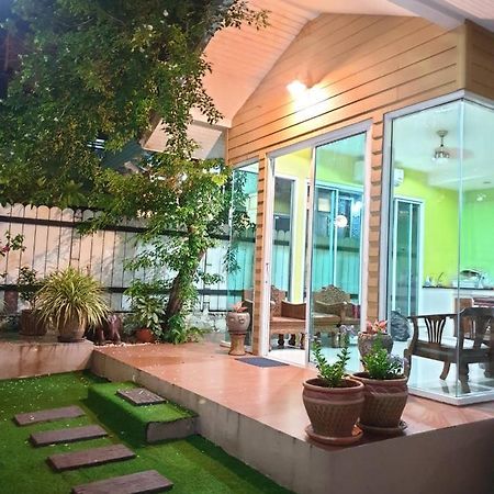 Papermoon Guesthouse Bangkok Bagian luar foto